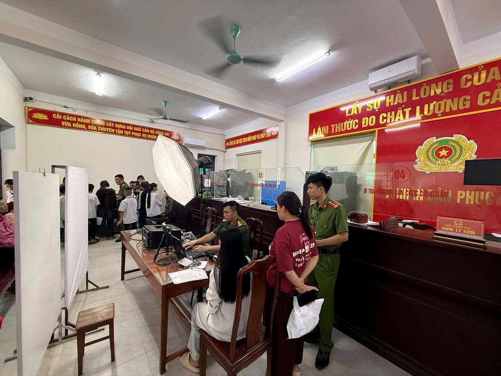 Công an xã Đại Đồng cấp căn cước và tài khoản định danh điện tử mức độ 2 cho công dân từ 6 đến 14 tuổi