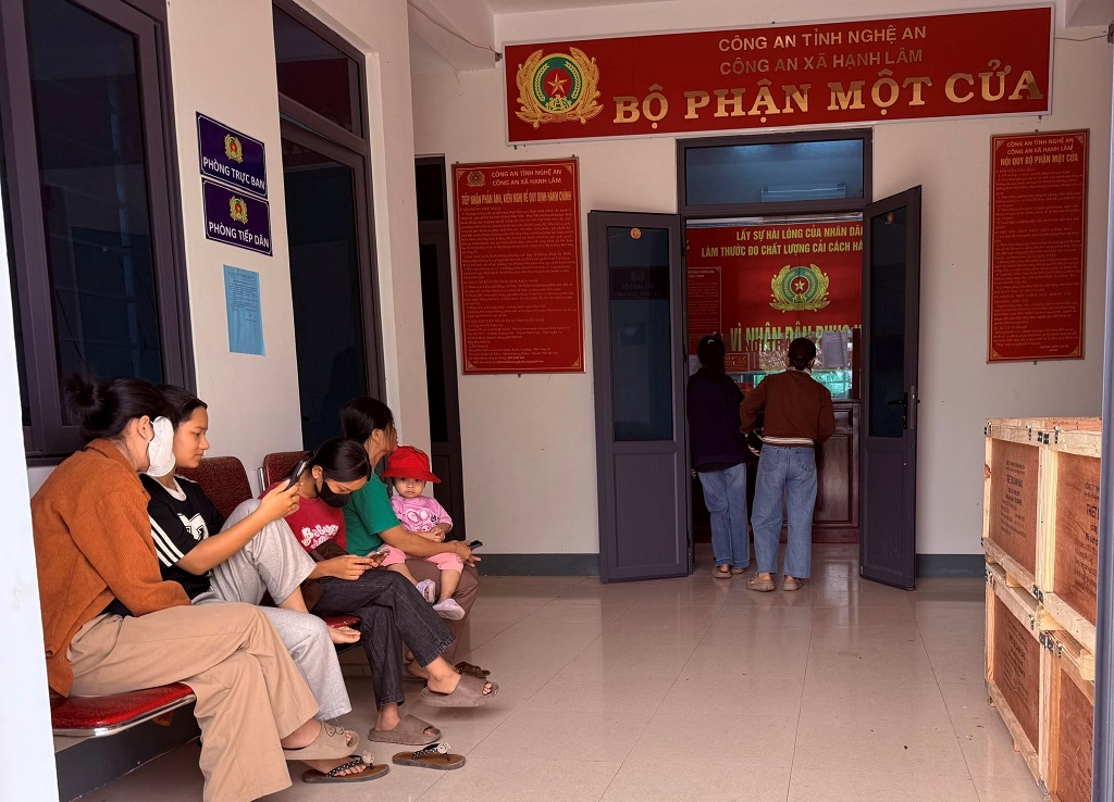 Công an xã Hạnh Lâm thực hiện làm định danh điện tử cho người dân