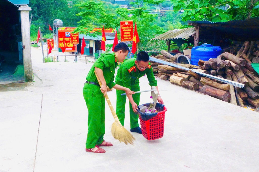 Công an xã Nậm Cắn tổ chức dọn vệ sinh môi trường, duy trì cảnh quan xanh - sạch - đẹp