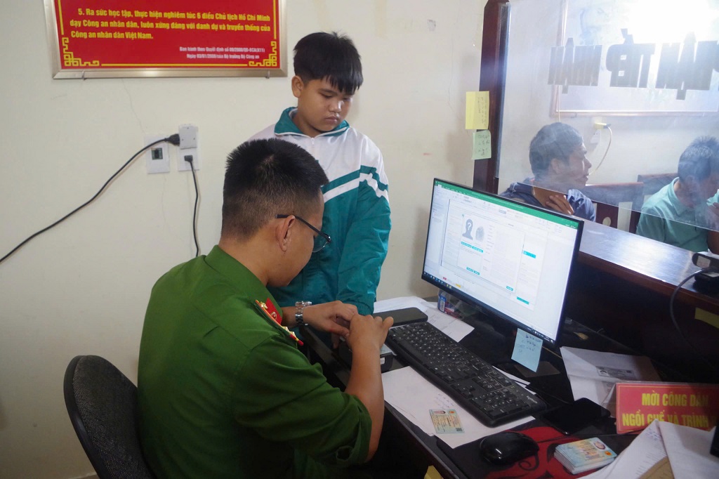 Công an xã Nậm Cắn làm xuyên lễ, hỗ trợ định danh điện tử
