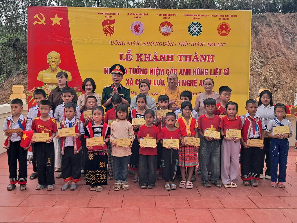 Trao quà tặng thân nhân Liệt sĩ và các học sinh