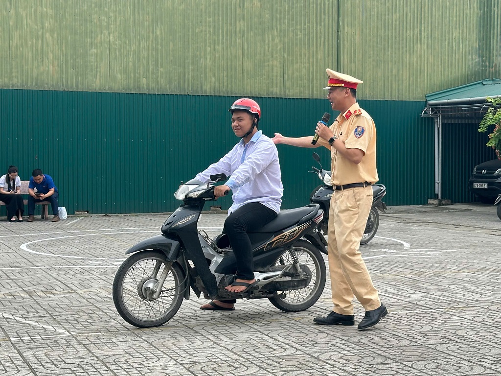 Công an phường Thành Vinh tuyên truyền pháp luật về an toàn giao thông cho học sinh
