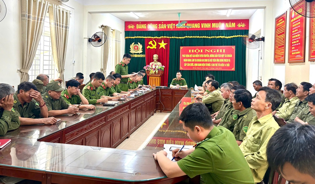 Công an xã Hưng Nguyên Nam cấp định danh điện tử mức độ 2 cho trẻ từ 6 đến 14 tuổi