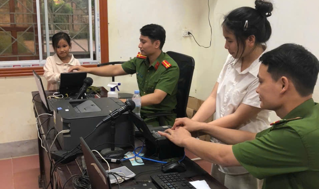 Công an xã Nghĩa Đàn làm xuyên ngày nghỉ cấp tài khoản định danh điện tử cho người dân