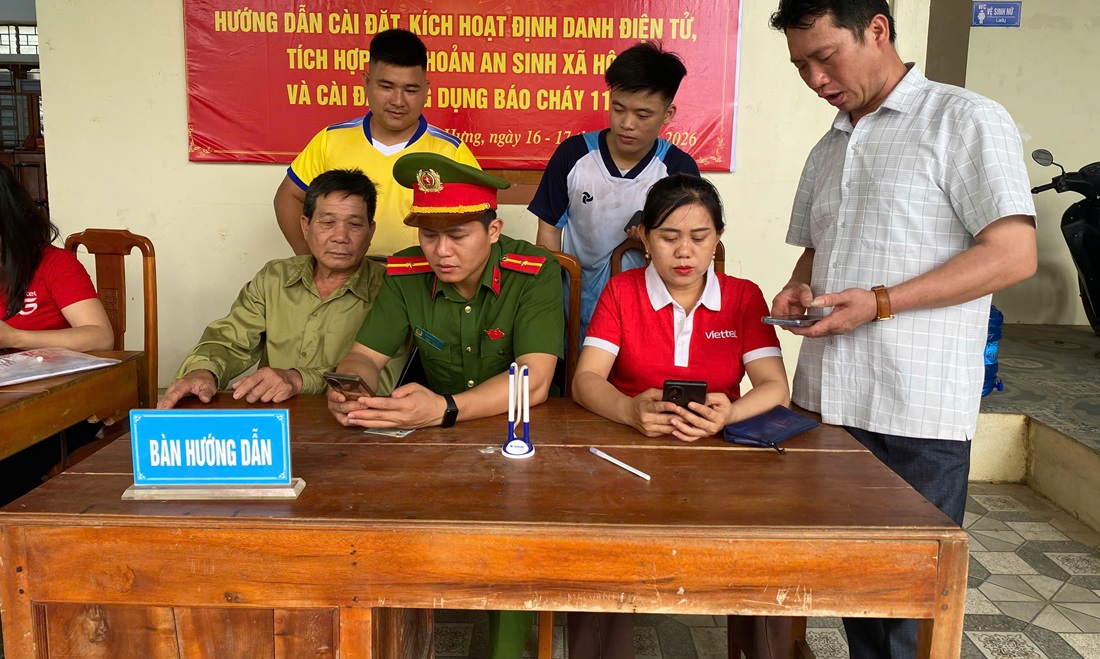 Công an xã Nghĩa Hưng tuyên truyền, hướng dẫn người dân sử dụng ứng dụng VNeID
