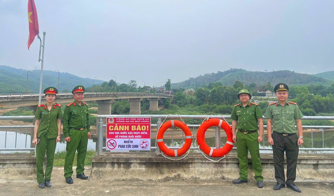 Công an xã Quỳ Châu lắp đặt biển cảnh báo phòng, chống đuối nước