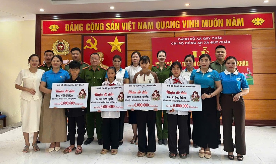 Công an xã Quỳ Châu nhận đỡ đầu trẻ em có hoàn cảnh khó khăn