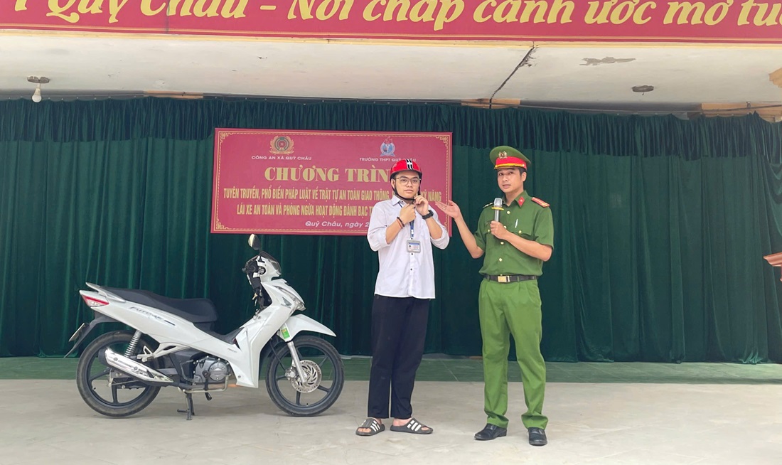 Công an xã Quỳ Châu tuyên truyền pháp luật tại trường học