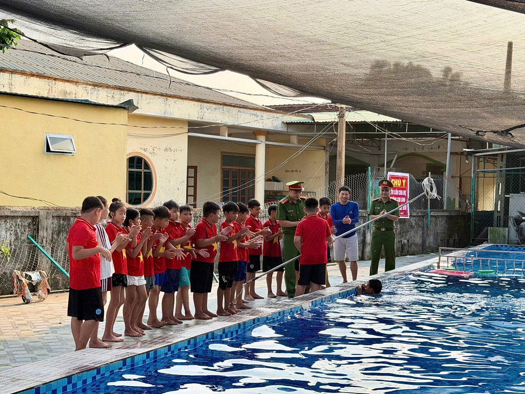 Công an xã Đại Huệ tổ chức thực hành kỹ năng phòng, chống tai nạn  đuối nước