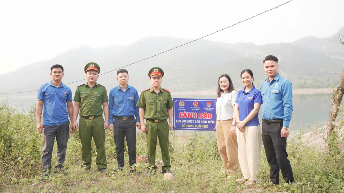 Công an xã Yên Trung phối hợp cắm biển cảnh báo đuối nước