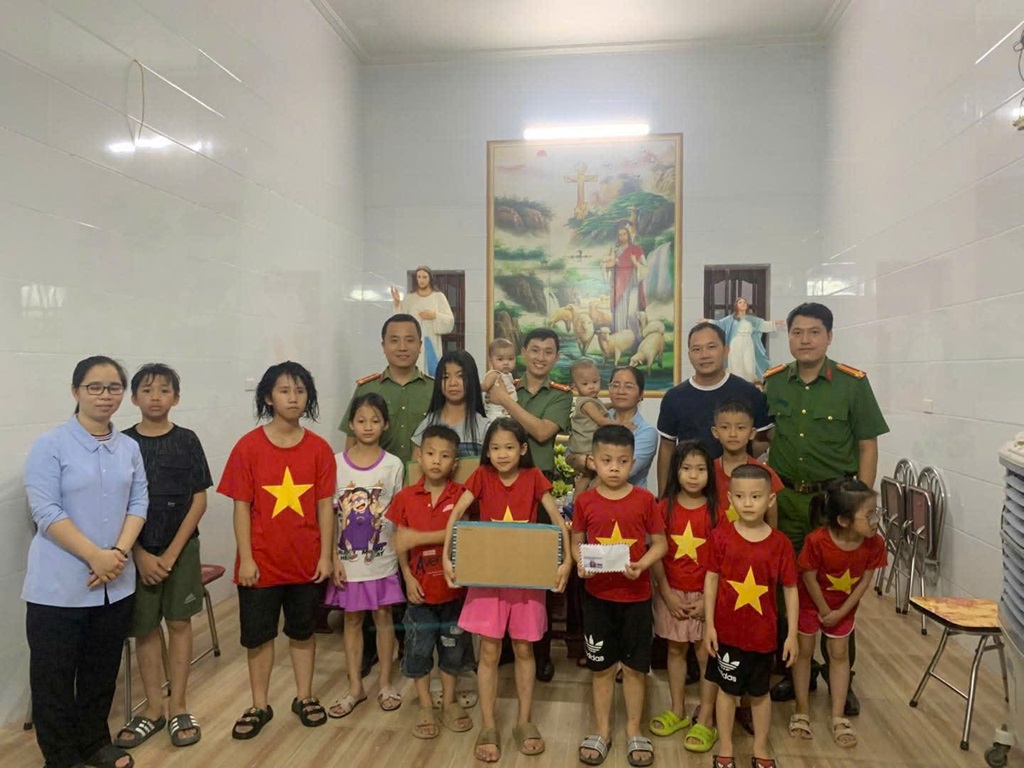 Công an xã Yên Trung trao quà tặng Mái ấm Lâm Bích và hoàn cảnh khó khăn tại Mái ấm Anton