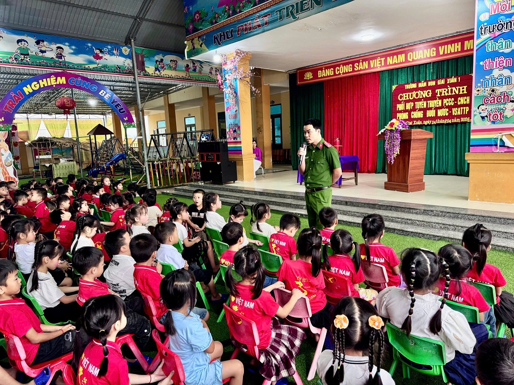 Công an xã Giai Xuân tuyên truyền, phổ biến pháp luật tại trường học