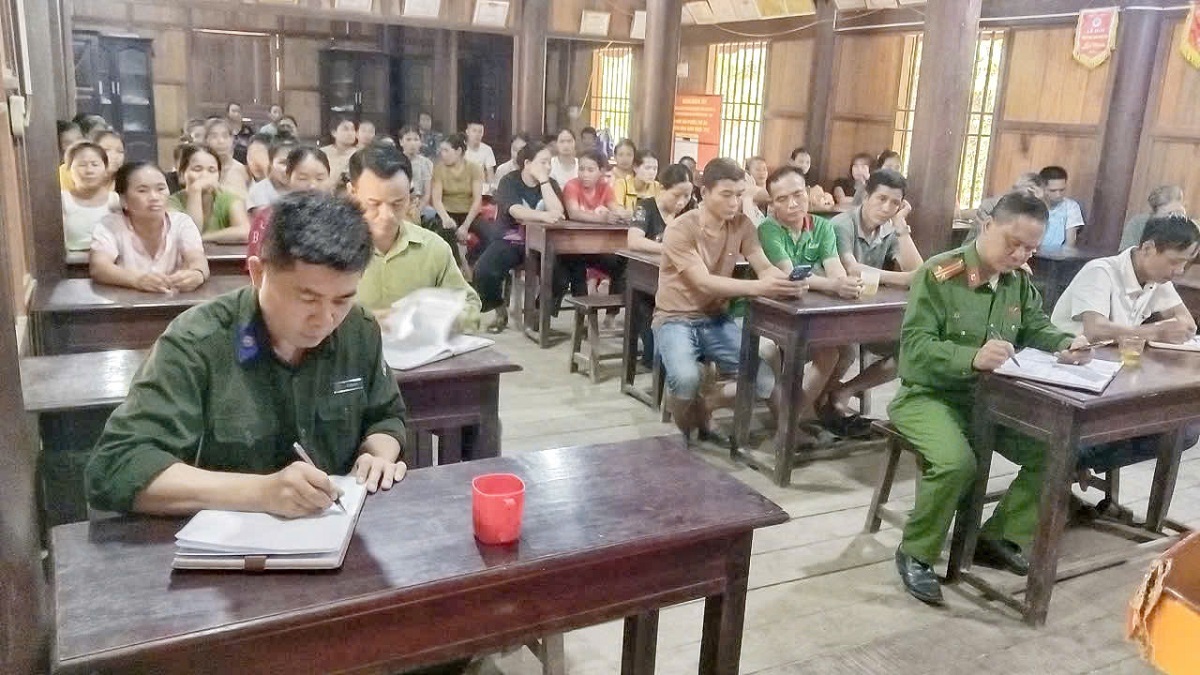 Công an xã Hữu Kiệm tuyên truyền pháp luật tại bản Huồi Thợ