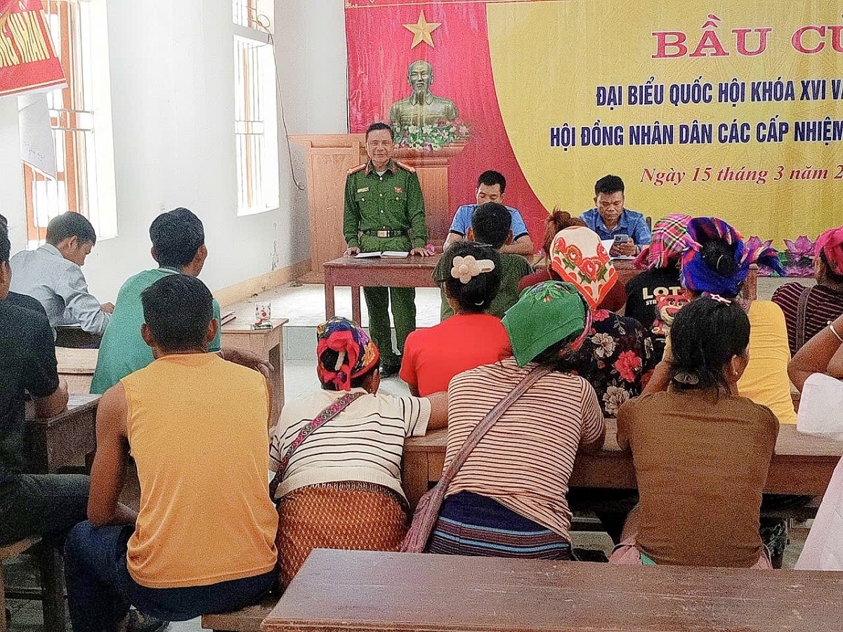 Công an xã Hữu Kiệm tuyên truyền pháp luật tại bản Lưu Tân