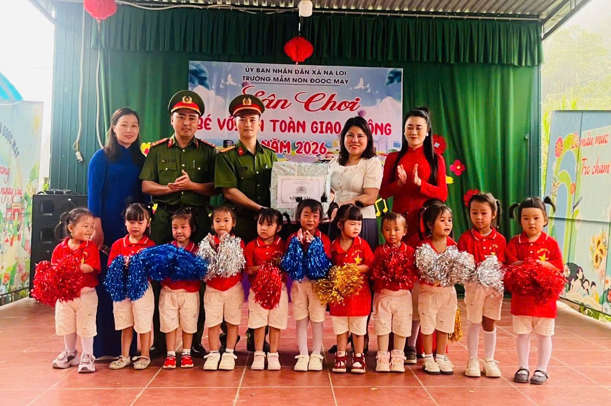 Công an xã Na Loi tổ chức sân chơi 