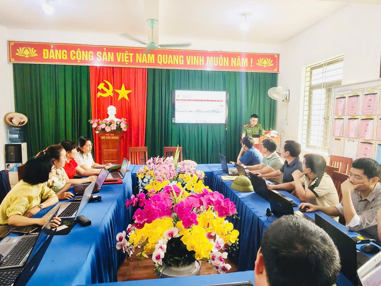 Công an xã Na Loi đẩy mạnh tuyên truyền dịch vụ công trực tuyến