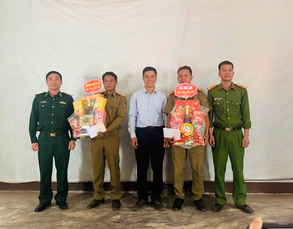 Công an xã Na Loi tăng cường gắn kết hữu nghị