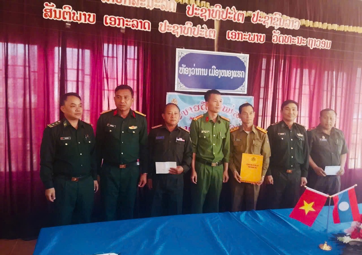 Thăm, chúc Tết chính quyền và lực lượng vũ trang nước bạn Lào