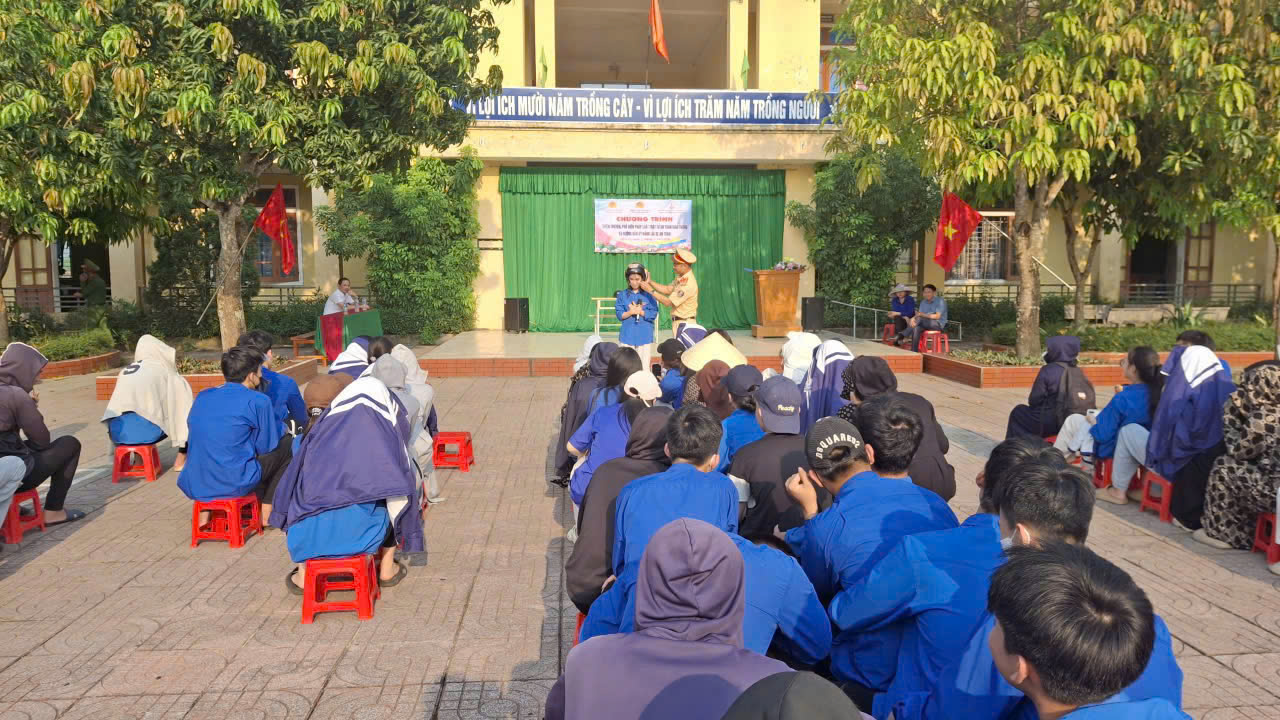 Công an xã Kim Liên phối hợp tuyên truyền Luật ATGT và hướng dẫn kỹ năng lái xe an toàn