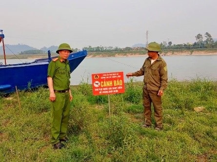 Công an xã Xuân Lâm cắm biển cảnh báo phòng chống đuối nước
