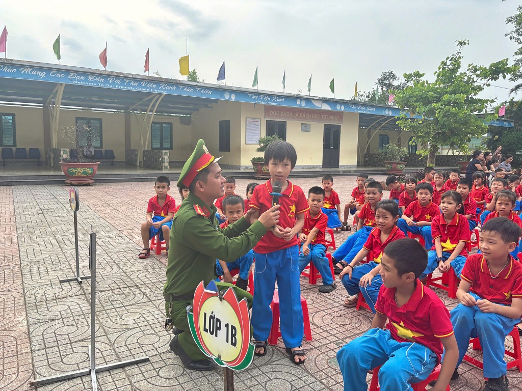 Công an xã Kim Liên tuyên truyền, phổ biến giáo dục pháp luật trong trường học