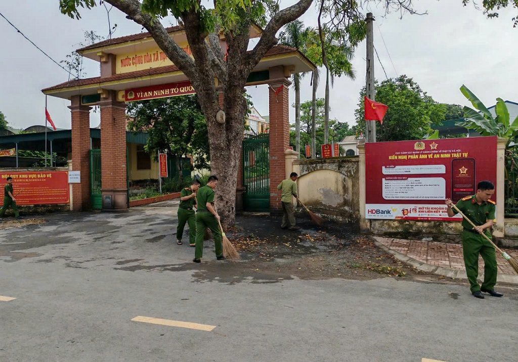 Công an xã Nam Đàn ra quân chỉnh trang, dọn dẹp vệ sinh khuôn viên trụ sở