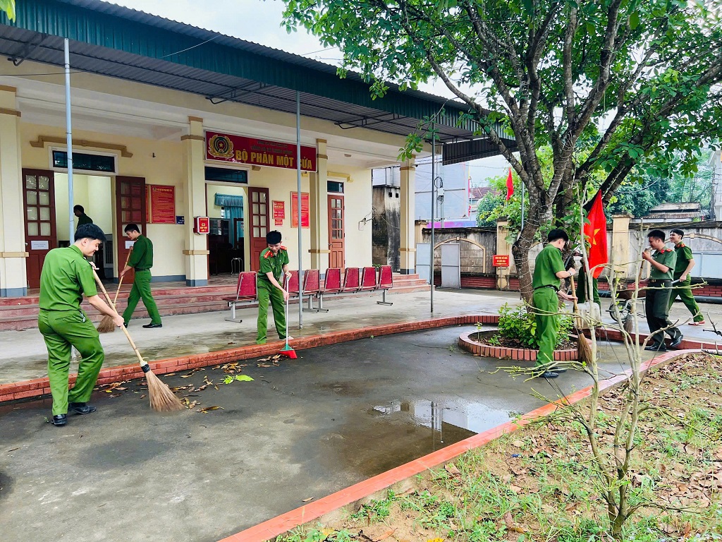 Công an xã Nghĩa Đồng chỉnh trang, vệ sinh môi trường tại trụ sở