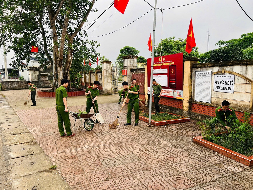 Công an xã Nghĩa Đồng chỉnh trang, vệ sinh môi trường tại trụ sở
