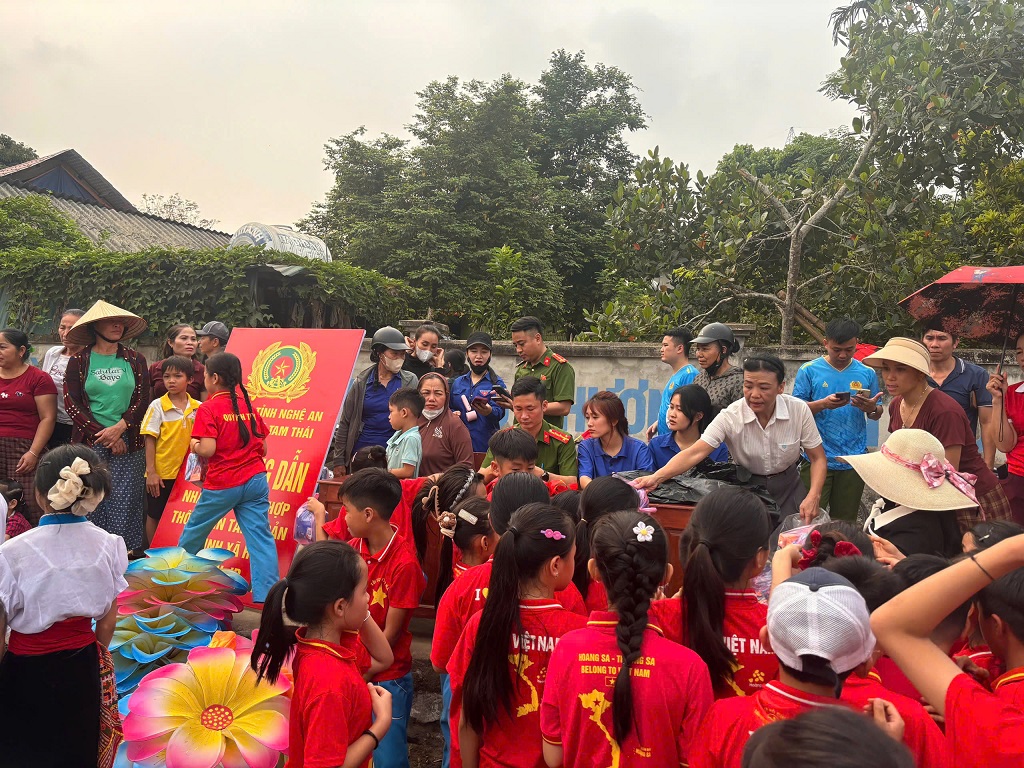 Công an xã Tam Thái hỗ trợ người dân kích hoạt tài khoản định danh điện tử mức độ 2