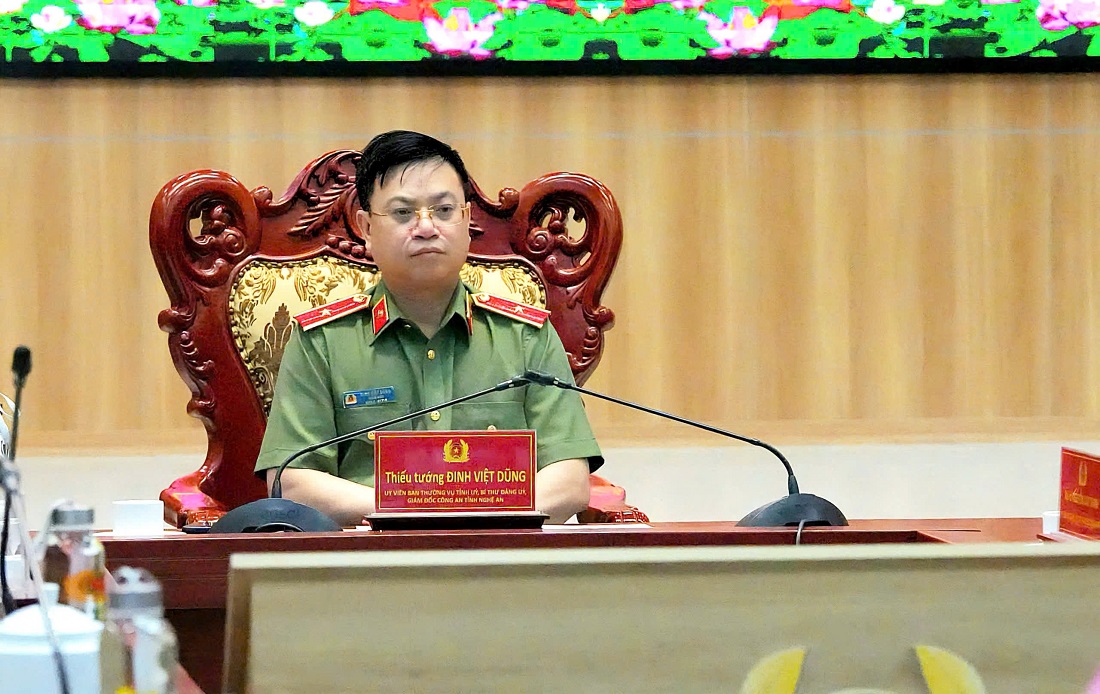 Đồng chí Thiếu tướng Đinh Việt Dũng, Ủy viên Ban Thường vụ Tỉnh ủy, Bí thư Đảng ủy, Giám đốc Công an tỉnh chủ trì tại điểm cầu Công an tỉnh Nghệ An