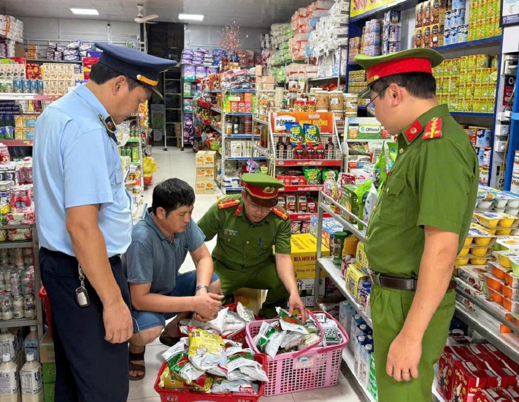 Công an xã Hạnh Lâm phát hiện, xử phạt hộ kinh doanh buôn bán hàng hóa không rõ nguồn gốc