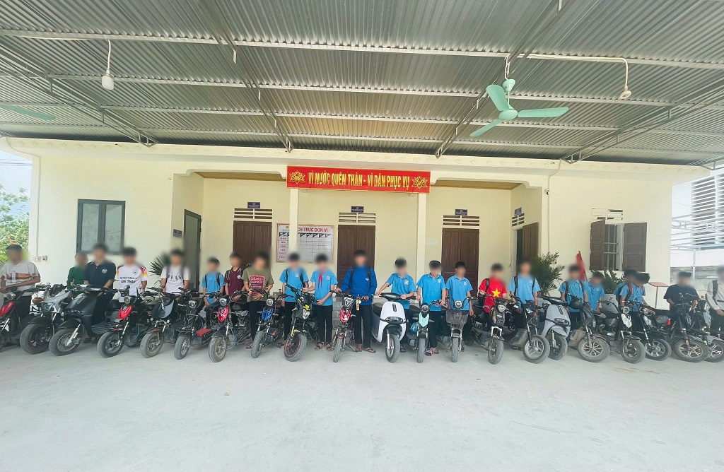 Công an xã Tiên Đồng tăng cường kiểm tra học sinh sử dụng xe đạp điện 