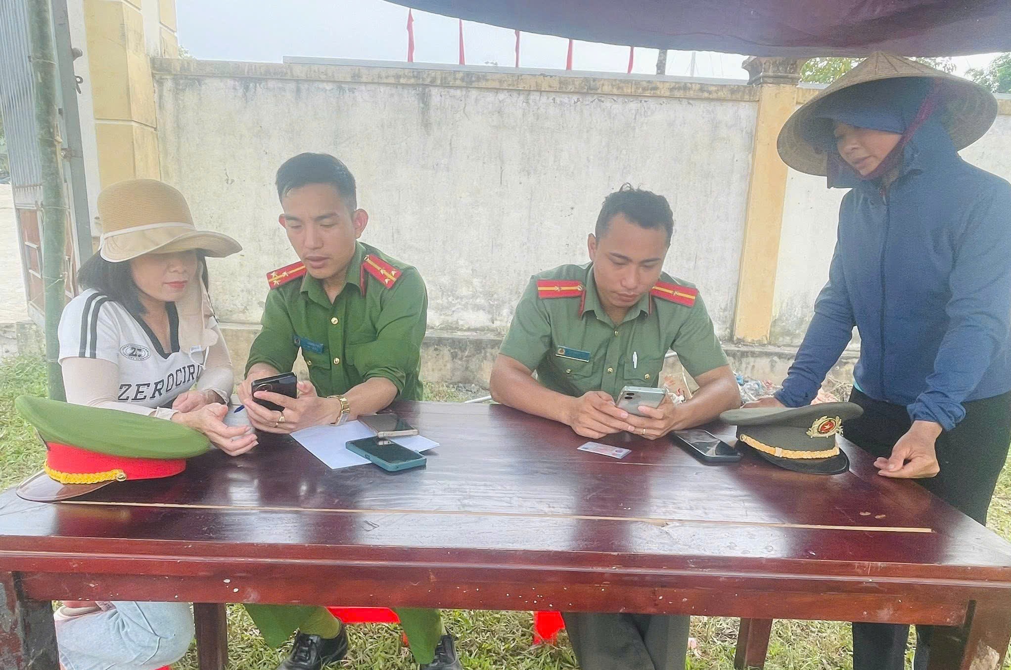 Công an xã Tiên Đồng tuyên truyền, hướng dẫn người dân tích hợp tài khoản an sinh xã hội trên ứng dụng VNeID