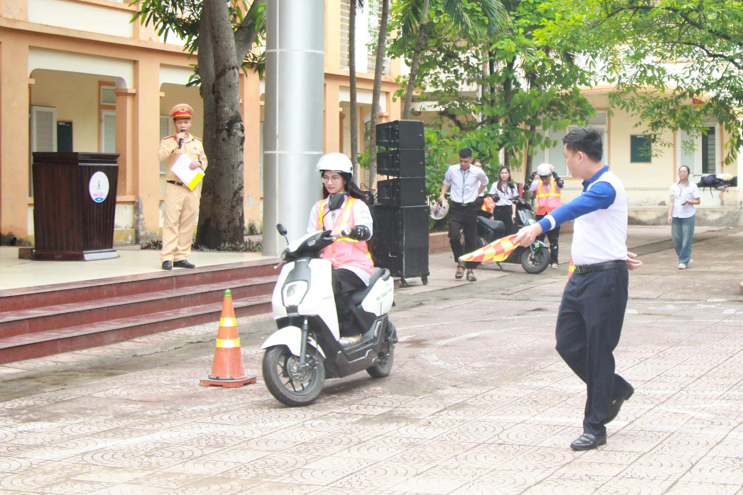 Tuyên truyền, phổ biến pháp luật về trật tự an toàn giao thông và hướng dẫn kỹ năng lái xe an toàn cho học sinh