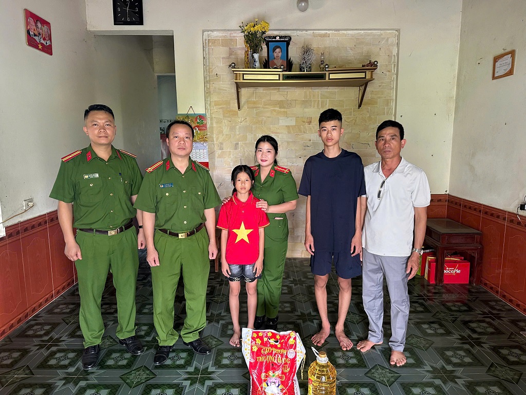 Công an xã Nam Đàn nhận đỡ đầu trẻ em có hoàn cảnh đặc biệt khó khăn