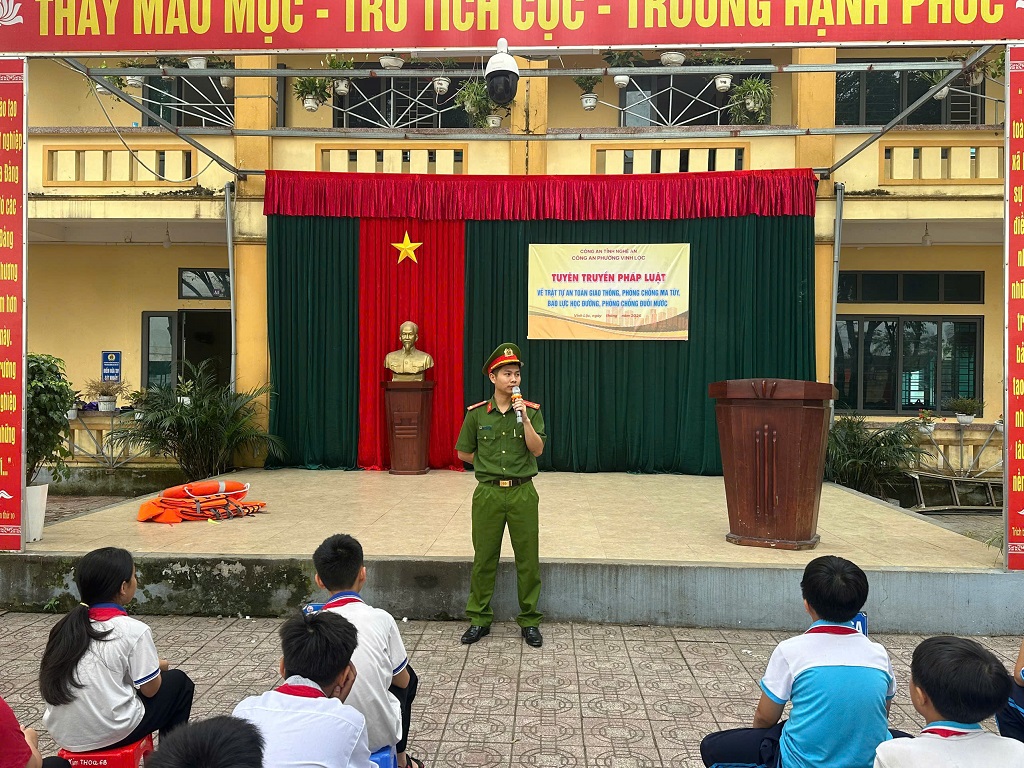 Công an phường Vinh Lộc tuyên truyền pháp luật tại Trường THCS Phúc Thọ