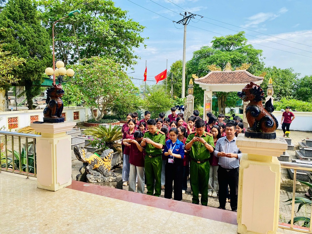 Thắp hương tri ân tại Nghĩa trang liệt sỹ   