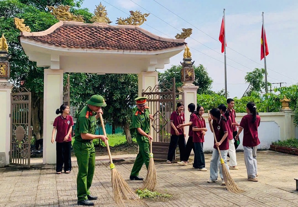 Dọn dẹp vệ sinh và thắp hương tri ân tại Nghĩa trang liệt sỹ