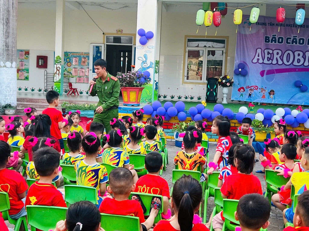 Công an xã Vạn An tuyên truyền pháp luật về trật tự ATGT trong trường mầm non