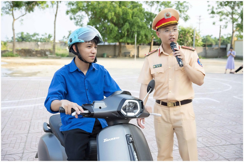 Tuyên truyền pháp luật an toàn giao thông và hướng dẫn kỹ năng lái xe an toàn cho học sinh