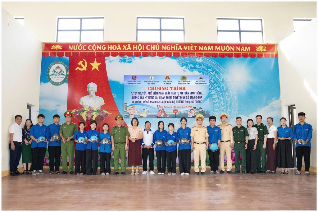 Tuyên truyền pháp luật an toàn giao thông và hướng dẫn kỹ năng lái xe an toàn tại Trường THPT Đặng Thúc Hứa