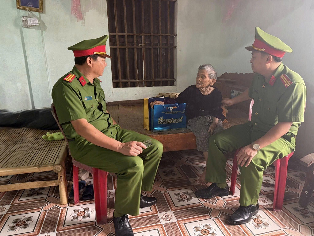 Công an xã Quỳnh Sơn tri ân Mẹ Việt Nam Anh hùng