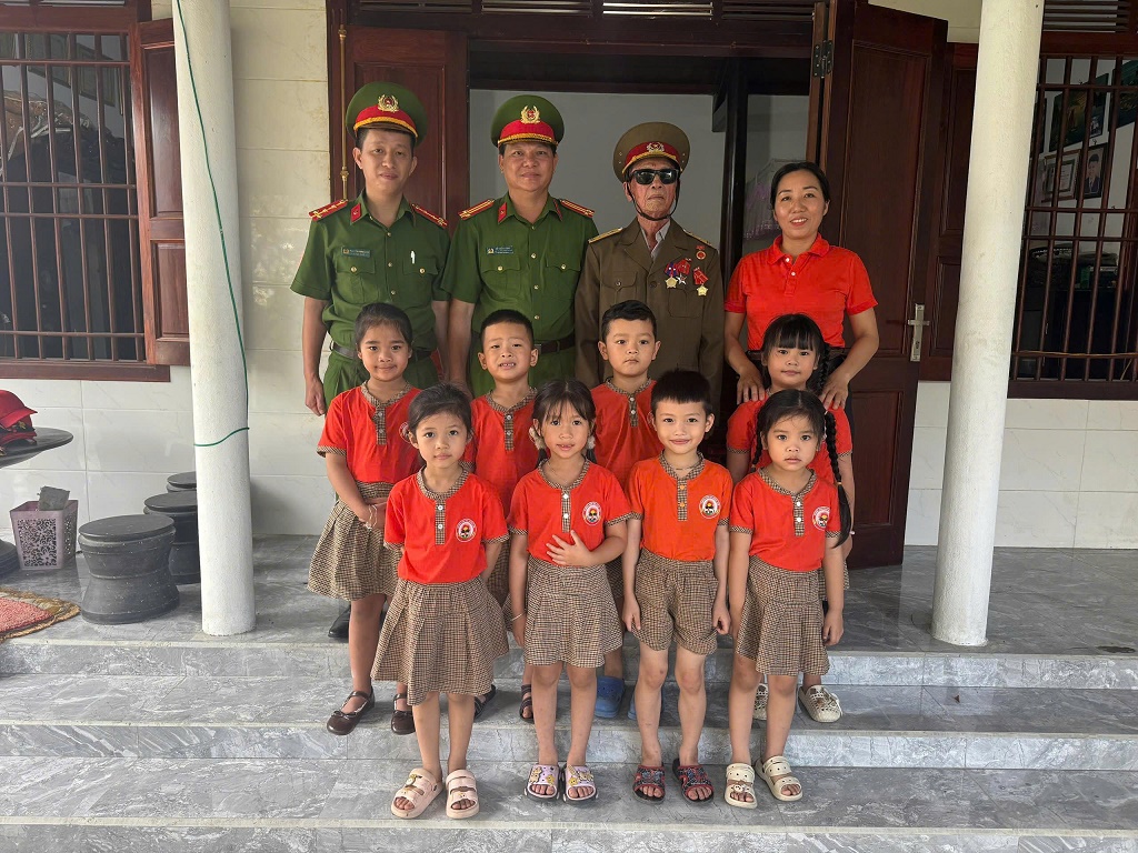 Công an xã Quỳnh Sơn thăm hỏi, tri ân cựu chiến binh