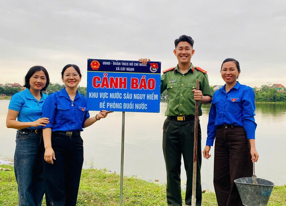 Công an xã Cát Ngạn phối hợp cắm biển phòng chống đuối nước