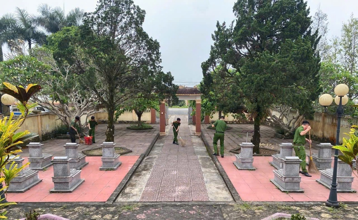 Công an xã Cát Ngạn tham gia dọn dẹp, thắp hương tại nghĩa trang liệt sĩ