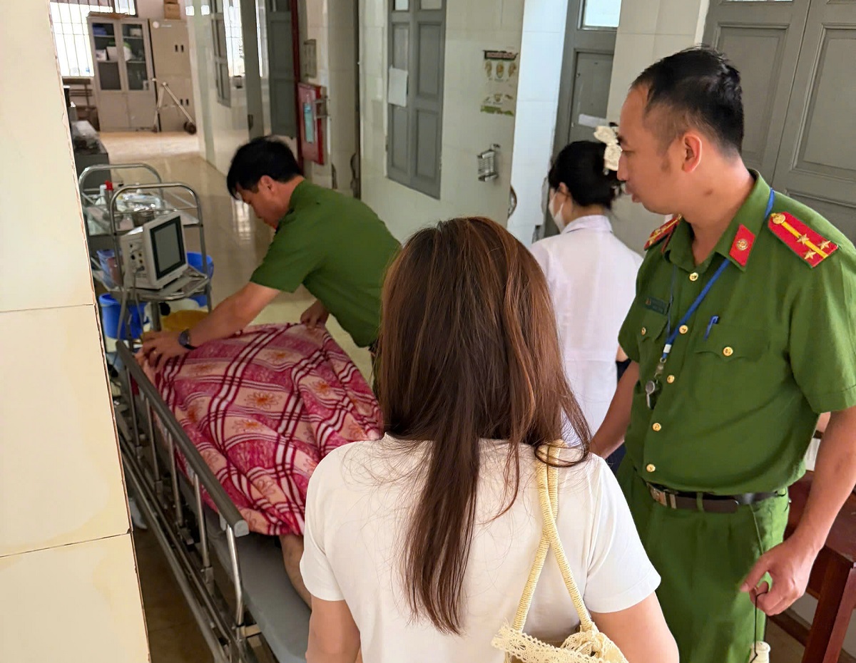 Công an phường Cửa Lò đưa anh Q. đến cơ sở y tế