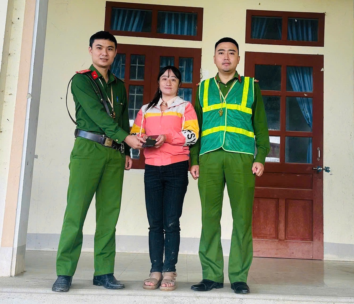 Công an xã Na Loi kịp thời trao trả tài sản bị đánh rơi cho người dân