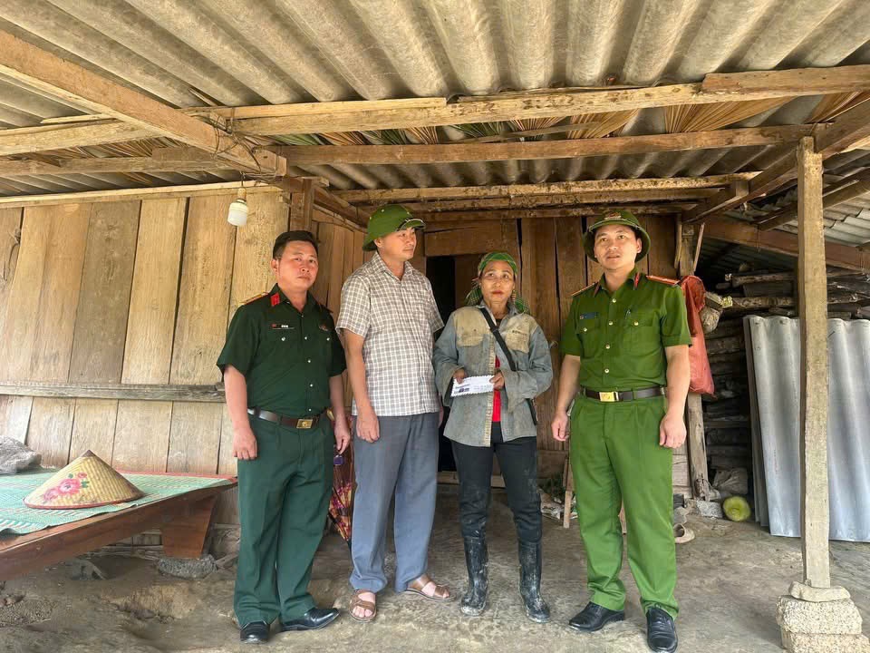 Công an xã Na Ngoi hỗ trợ người dân khắc phục hậu quả giông lốc