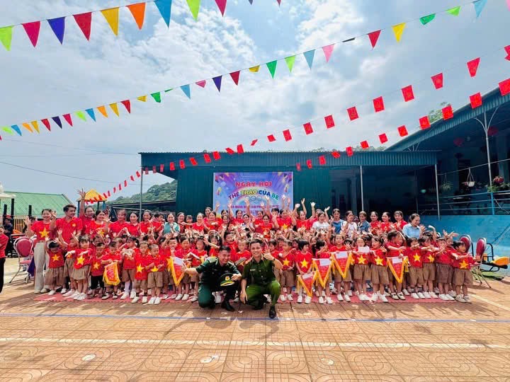 Công an xã Na Ngoi phối hợp tổ chức tuyên truyền pháp luật tại trường học