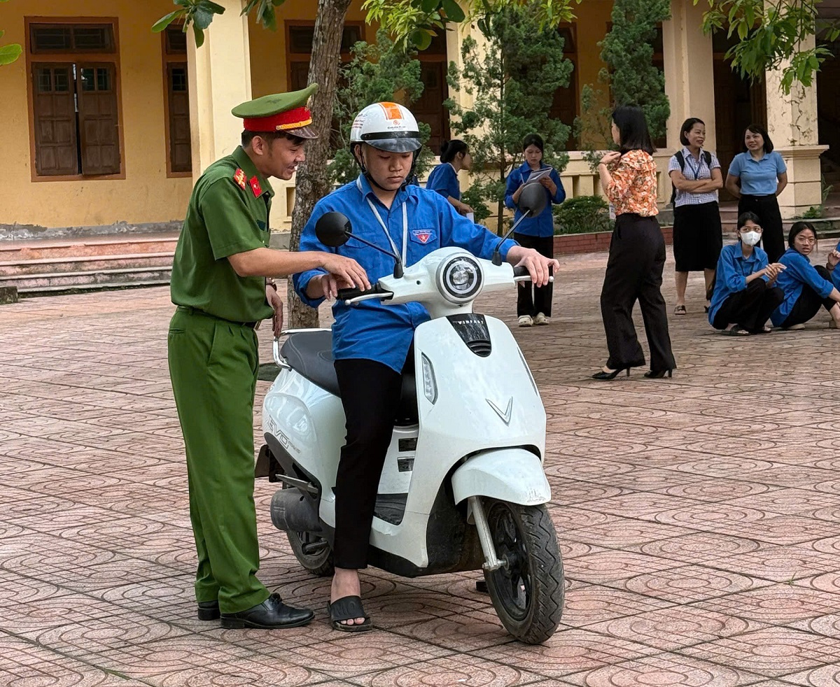 Công an xã Xuân Lâm tuyên truyền về trật tự ATGT